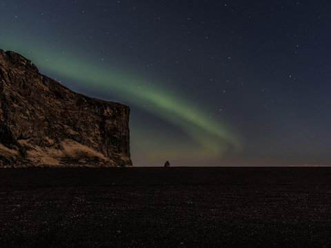 Monolithe et aurore bor&eacute;ale