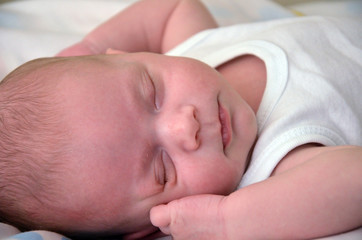 Baby schl&auml;ft den Schlaf der Gerechten