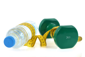 Haltère et bouteille d'eau reliés par un centimètre de couturière 