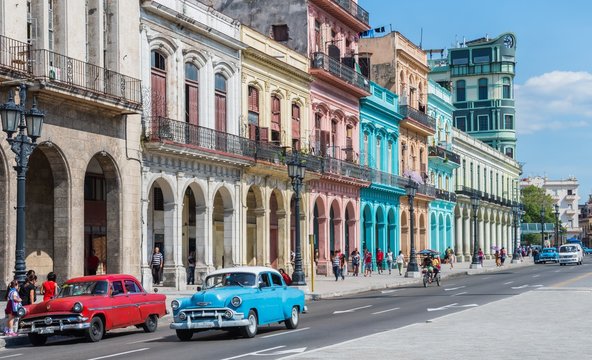 Hauptstra&szlig;e in Havanna &bdquo;Calle Paseo de Marti&ldquo; mit alten restaurierten H&auml;userfronten und Oldtimer auf der Stra&szlig;e