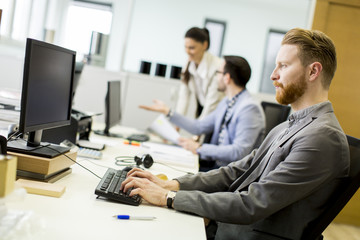 Obraz premium Business partners working in modern office