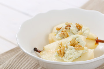 pears with blue cheese and walnuts