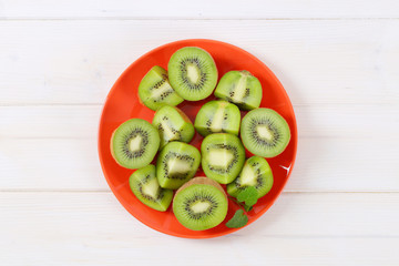 plate of kiwi halves and quarters