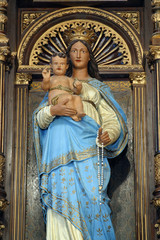 Obraz premium Virgin Mary with baby Jesus statue on the altar in Parish Church of Our Lady of Snow in Dubranec, Croatia on November 17, 2010.