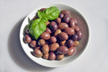 olive della riviera italiana  close-up di un piattino riempito con olive della riviera, pronte da gustare accompagnate da grissini caserecci