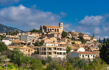 Fototapeta na wymiar Spanien Mallorca idyllisches kleines Berg Dorf Selva