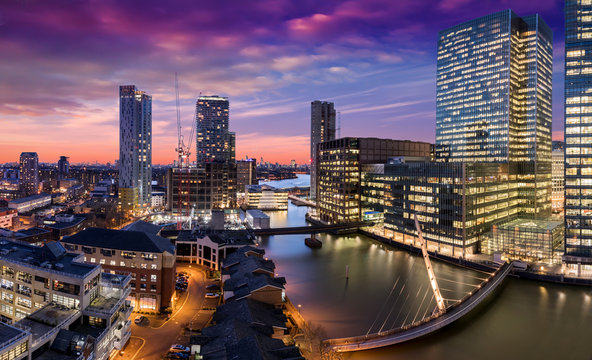 Canary Wharf und die Docklands in London nach Sonnenuntergang