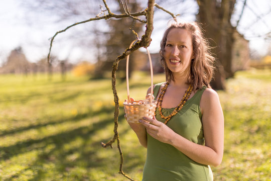 Saskia mit Osternest