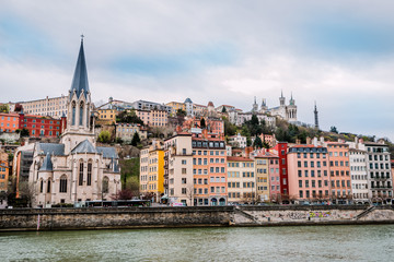 Fototapeta premium Quartier Saint-Georges et vieux Lyon vu des quais de Saône 