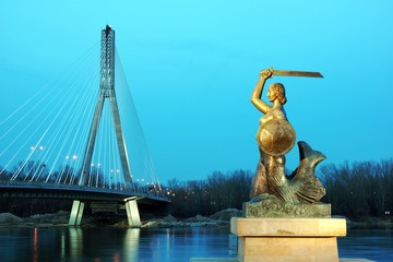 The Warsaw Mermaid near bridge Swietokrzyski over the Vistula river in Warsaw, Poland © Artur Bociarski