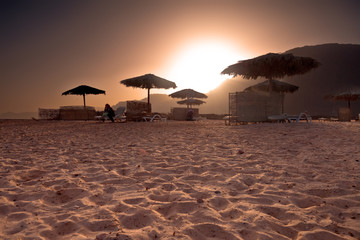 Wakacje w Egipcie. Plaża na wybrzeżu morza czerwonego przy ekskluzywnym hotelu.
