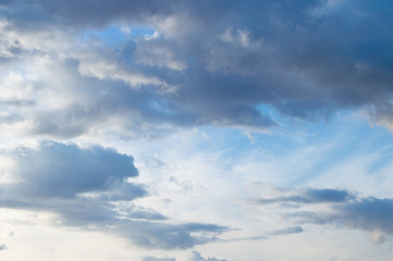 Obraz premium Cumulus clouds in the blue spring sky. Beautiful spring day. Background.