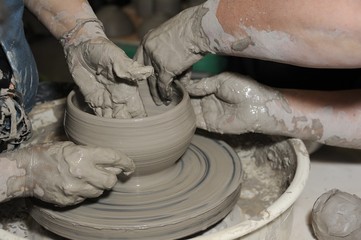 Tournage poterie &agrave; quatre mains