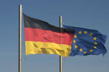 Europaflagge und Deutschlandflagge