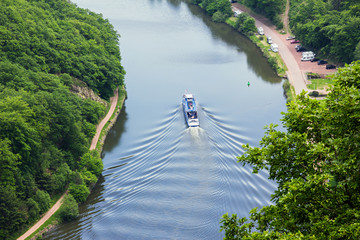 Passagierschiff mit Bugwelle auf der Saarschleife
