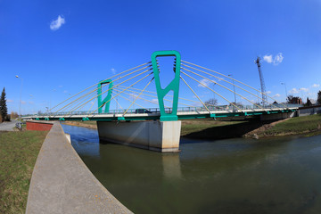 Most wiszący nad rzeką Nysą w Skorogoszczy.