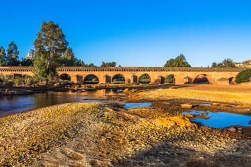 Río y puente de piedra