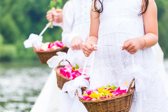 Hochzeit Blumenkinder im wei&szlig;en Kleid und mit Bl&uuml;ten Bl&auml;tter Korb 