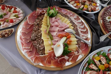 Foto op Plexiglas Klassiek Kroatisch voorgerecht met fijne Kroatische prosciutto, gesneden salami en kaas © zatletic