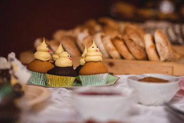 The muffins with funny faces