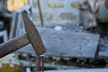 Молоток забивающий гвоздь