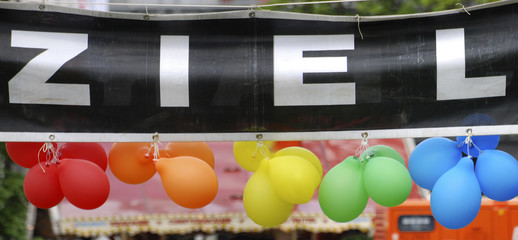 Zielbanner mit Luftballons