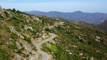 Carretera de curvas por la montaña 
