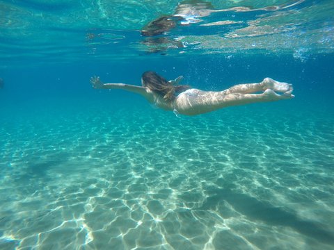 Chica buceando bajo del mar