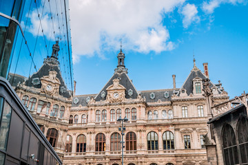 Fototapeta premium Reflet dans un immeuble du Palais de la Bourse de Lyon