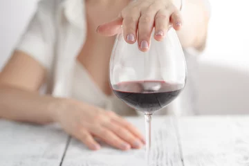 Crédence de cuisine en verre imprimé Bar femme a refusé un verre de vin