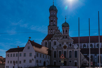 Basilika St. Ulrich und Afra in Augsburg im Gegenlicht