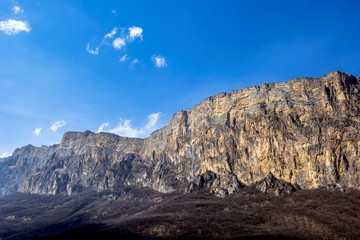 Горный пейзаж, красивый вид на высокие скалы, солнечная погода, яркие цвета. Природа Северного Кавказа