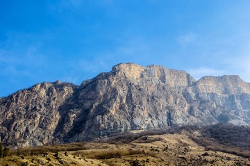 Fototapeta na wymiar Горный пейзаж, красивый вид на высокие скалы, солнечная погода, яркие цвета. Природа Северного Кавказа