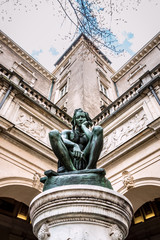 Fototapeta na wymiar Statue dans le jardin du Cloître du Musée des Beaux Arts Palis Saint-Pierre à Lyon