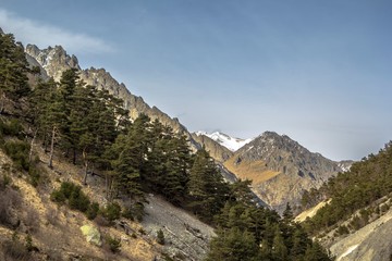 Fototapeta na wymiar Горный пейзаж, красивый вид на горное ущелье, высокие склоны. Горы и природа Северного Кавказа