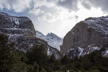 Горный пейзаж, красивый вид на горное ущелье, высокие склоны. Горы и природа Северного Кавказа