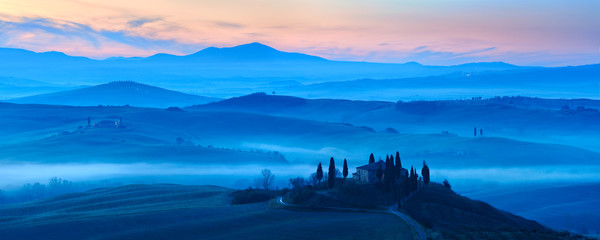 Morgenstimmung in der Toskana, Rollende Hügel mit Nebel bei Sonnenaufgang, Val d’Orcia, Toskana,...