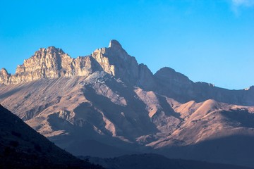 Fototapeta na wymiar Красивый вид на высокие скалы в солнечном свете. Природа Северного Кавказа, горный пейзаж