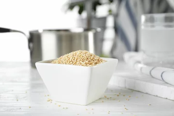 Schilderijen op glas Bowl with quinoa seeds on kitchen table © Africa Studio
