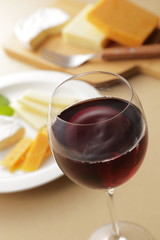 チーズとワイン　Cheese and red wine