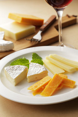 チーズとワイン　Cheese and red wine