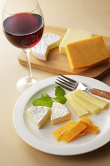 チーズとワイン　Cheese and red wine