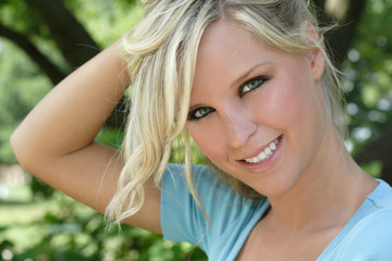 Naklejka premium Beautiful blonde model in the park