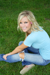 Fototapeta premium Beautiful blonde model in the park