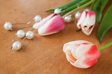 Tulips and white pearls lie on the table