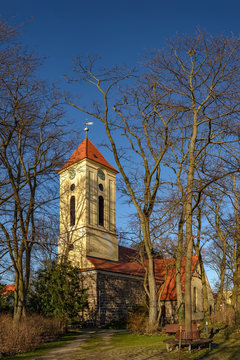 Historische Dorfkirche Berlin-Rudow im Abendlicht (Blick von S&uuml;den)