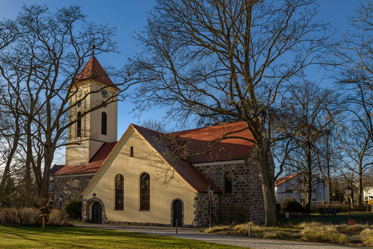 Dorfkirche Berlin-Rudow im Abendlicht (Ansicht von Osten)