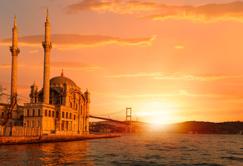 Obraz premium Ortakoy mosque and Bosphorus bridge, Istanbul, Turkey