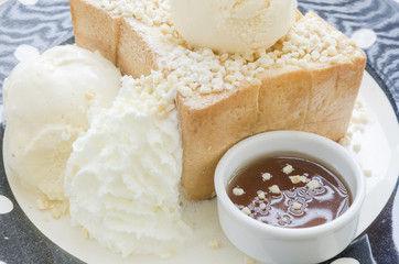 Honey Toast, Consists of bread topped with honey and ice cream