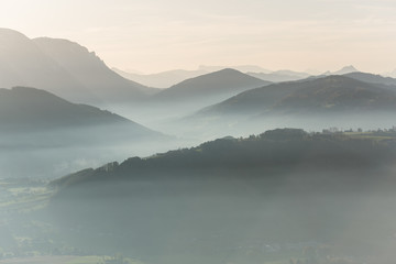 Berglandschaft mit Nebel mystisch